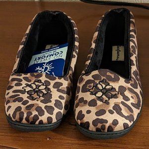 Dearfoams Women's Microfiber Velour Embroidered Closed Back Slippers Size Small